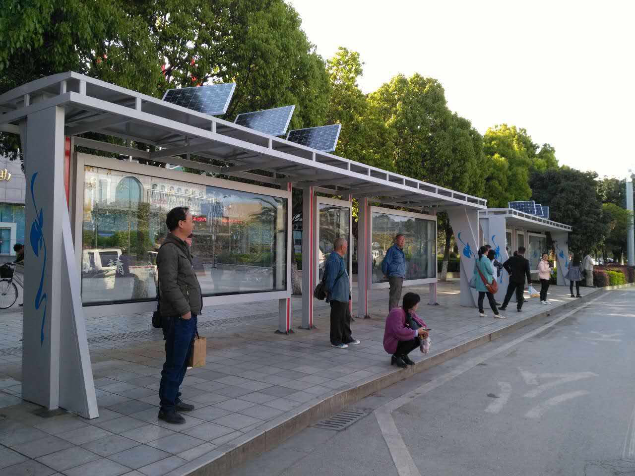 【鑫泰來(lái)候車(chē)亭】云南省曲靖市太陽(yáng)能系統(tǒng)的公交站臺(tái)項(xiàng)目完工移交使用