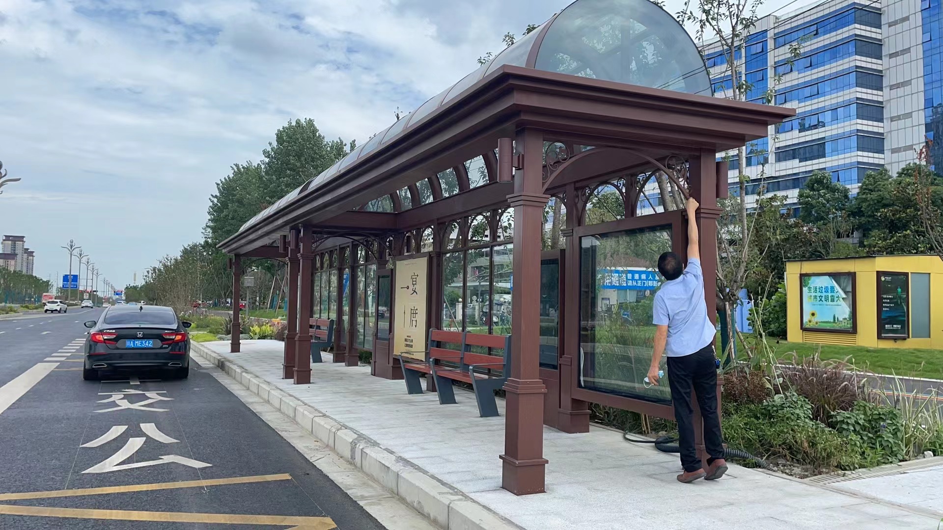 成都市彭州三環(huán)路智慧公交候車(chē)亭修建完成